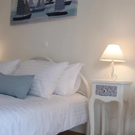 The Bluehouse - Spacious Floor Flat With Parking, By Mon Repos Apartment *