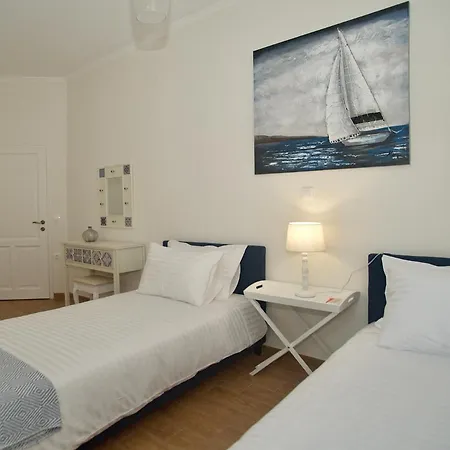 The Bluehouse - Spacious Floor Flat With Parking, By Mon Repos Appartement *