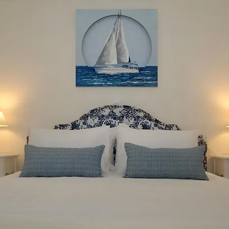 The Bluehouse - Spacious Floor Flat With Parking, By Mon Repos Apartment