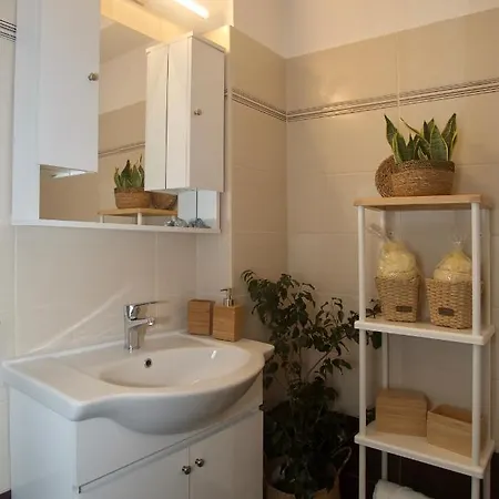 Apartment The Bluehouse - Spacious Floor Flat With Parking, By Mon Repos *