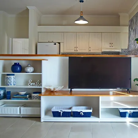The Bluehouse - Spacious Floor Flat With Parking, By Mon Repos *