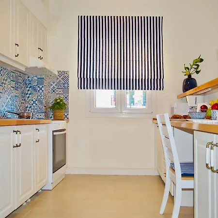 The Bluehouse - Spacious Floor Flat With Parking, By Mon Repos *