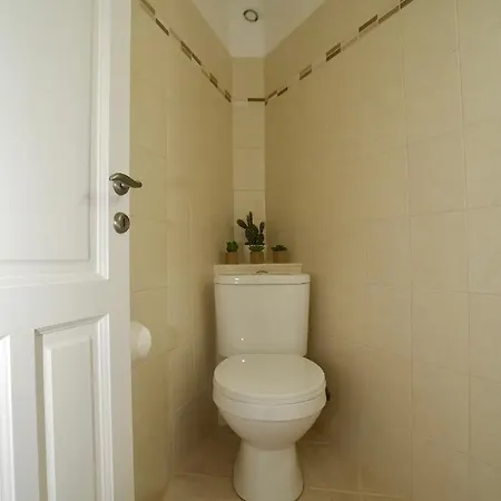 The Bluehouse - Spacious Floor Flat With Parking, By Mon Repos