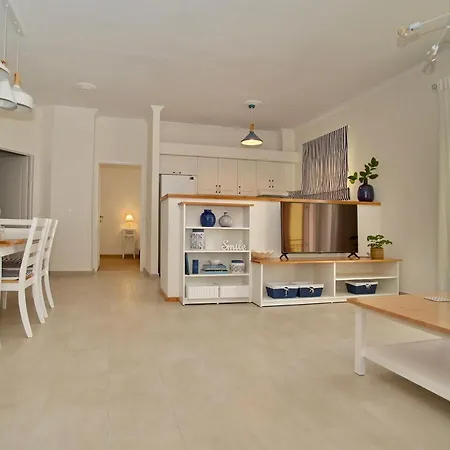 The Bluehouse - Spacious Floor Flat With Parking, By Mon Repos Apartment *