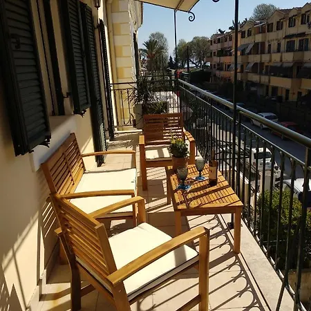 The Bluehouse - Spacious Floor Flat With Parking, By Mon Repos *