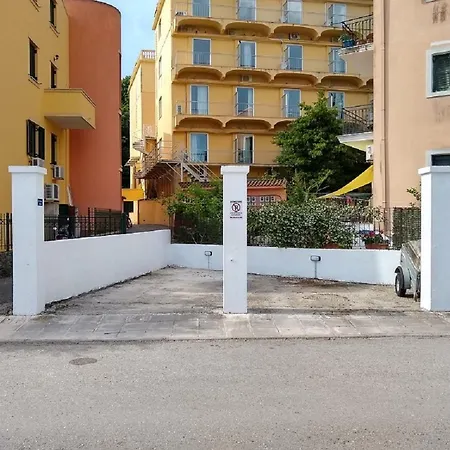 The Bluehouse - Spacious Floor Flat With Parking, By Mon Repos *